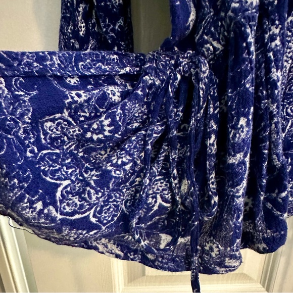 Forever 21 Blue & White Paisley Side-tie Blouse - Picture 4 of 5